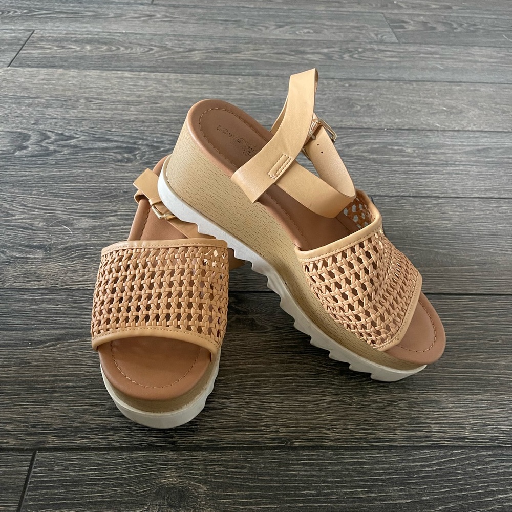 Universal Thread Platform Sandals - Picture 2 of 7